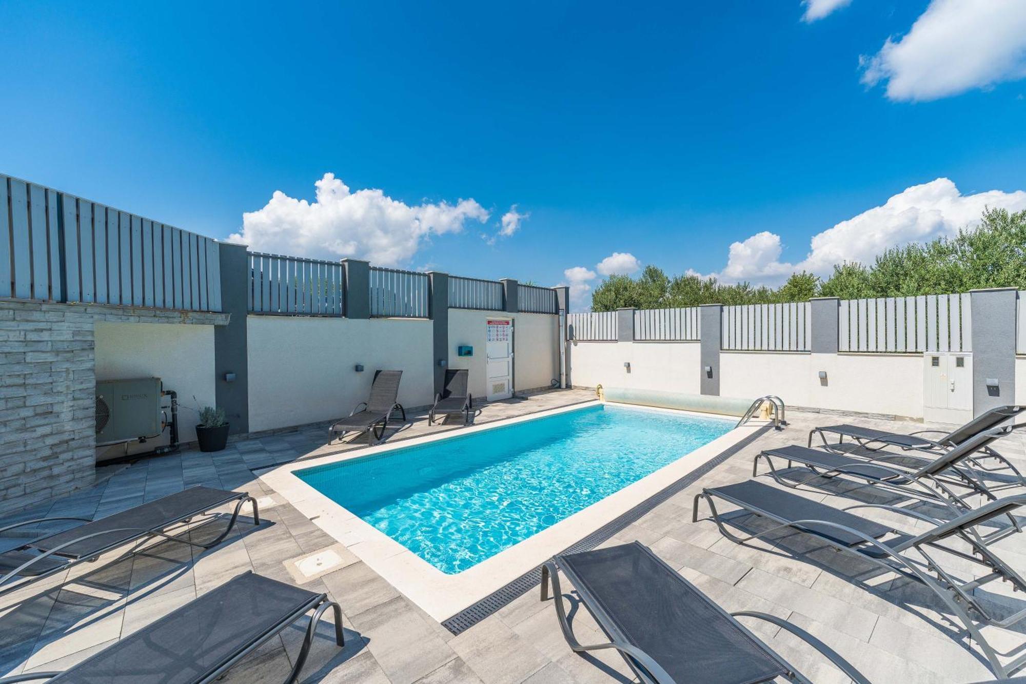 Villa Zara Nin